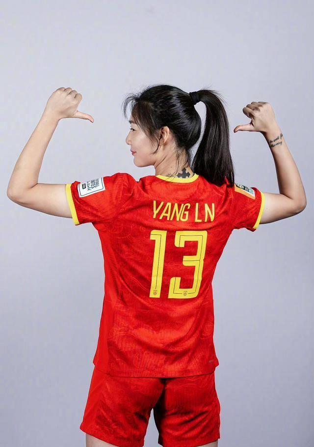 包含中国女足飒爽英姿，赢得全场掌声在女足比赛胜利的词条